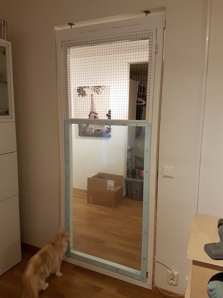 The door between the males and females since this is just an opening without any door, I had to build myself a door of my own and I did not want it to be attached permanent so I made it movable. 20171121_natdorr-04.jpg